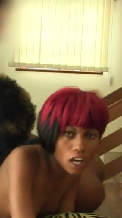 Napalona turystka zaspokaja Jungle Fever w gorącym interracial trójkącie z creampie i wymianą spermy | Klip 2