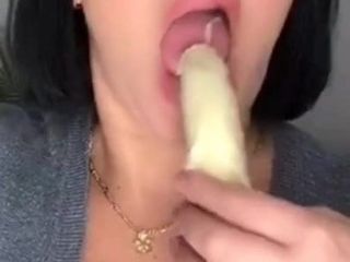 Comiendo banano platano