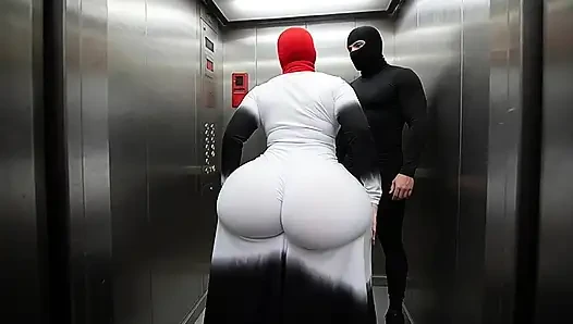Büyük götlü komşu asansörde benim için twerk yapıyor