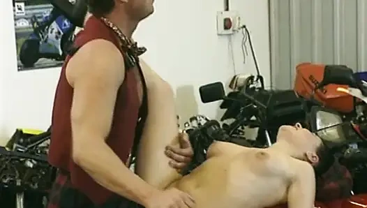 Motogp Alman kız salonda sikiliyor