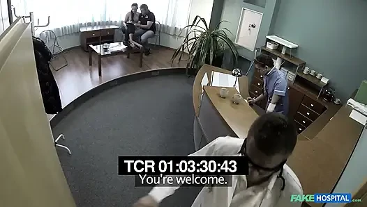 Fake Hospital - молодая крошка с плохой спиной без проблем наклоняется для глубокого хуя