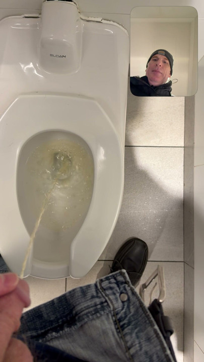 Kom og se mig tisse i en offentlig toiletbås.