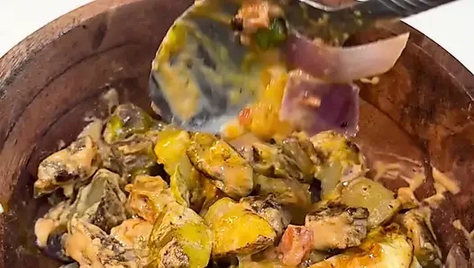 Чернокожую большую попку тверкают обнаженной на кухне во время приготовления пищи