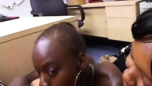 Remaja ebony menunjukkan keterampilan mengisap mereka kepada kontol keras kulit putih