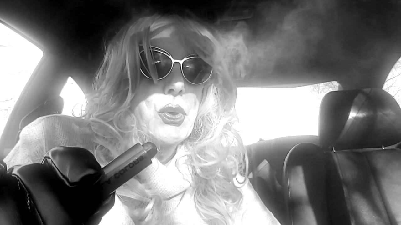 MATURE CD BLONDE SMOKING VS 120s AND APPLYING RED LIPSTICK