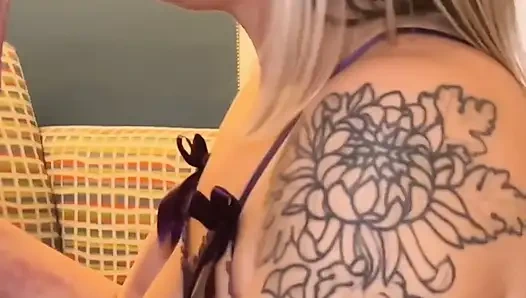 Büyük pirsingli memeli güzel sürtük evli kadın otelde bir yabancıyla sikişiyor ve yüzüne boşaltıyor