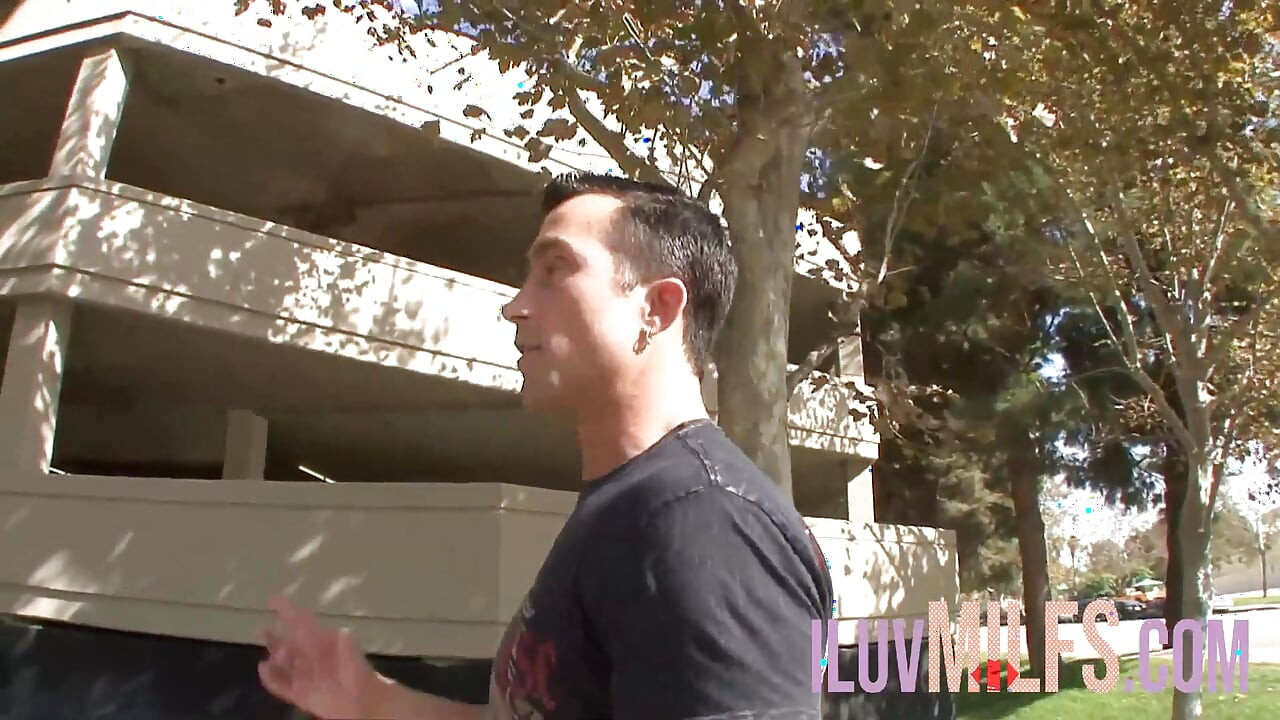 Une blonde prend la grosse bite d'un homme dans les trous