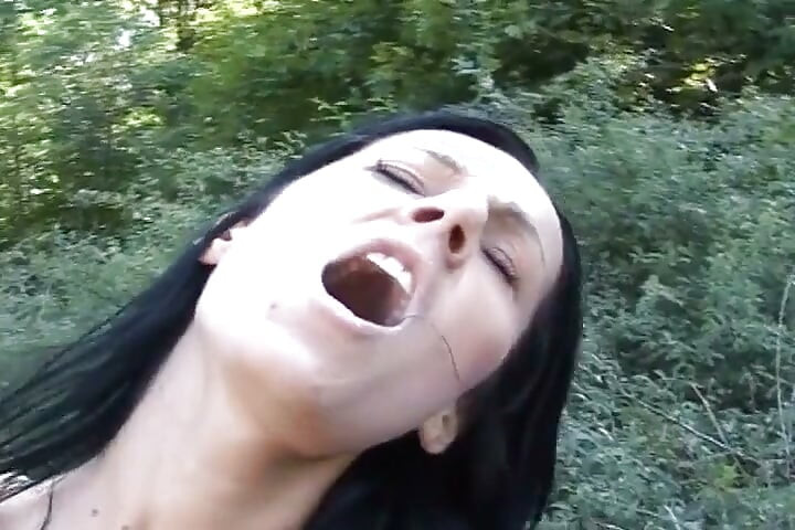 Ela é uma Loirinha Alemã Impressionante que Gosta de Brincar com a Buceta Dela