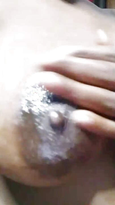 Une desi bangladaise mariée aime ses seins et sa chatte