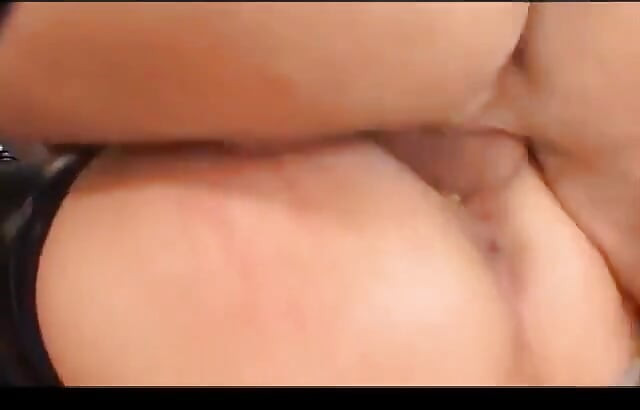 Napalona blondynka z wielkimi cyckami dostaje gorącą akcję w trójkącie w domu