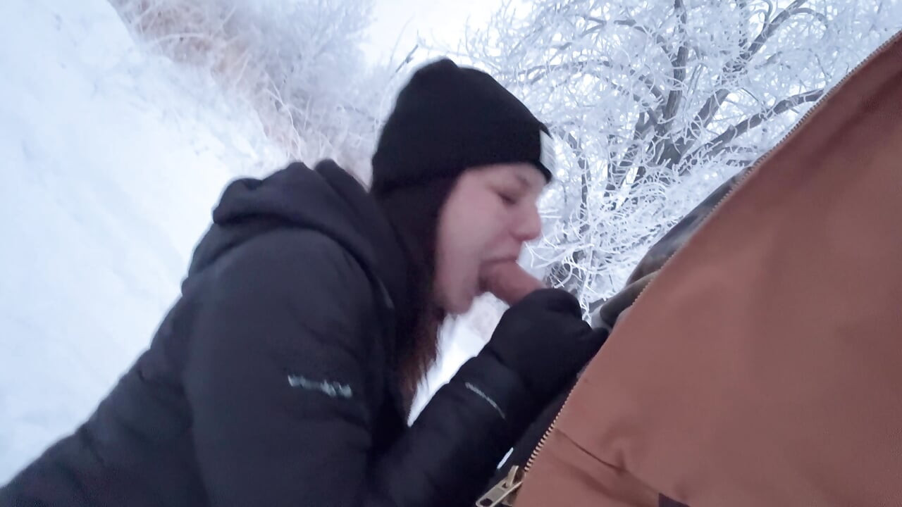 Utomhusflicka nästan fångad som blir kuk hårt i snön