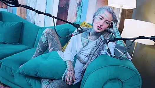 Aku berbicara tentang H - Happiness - ASMR podcast SFW berbicara dengan gadis kurus gothic bertato rambut gimbal