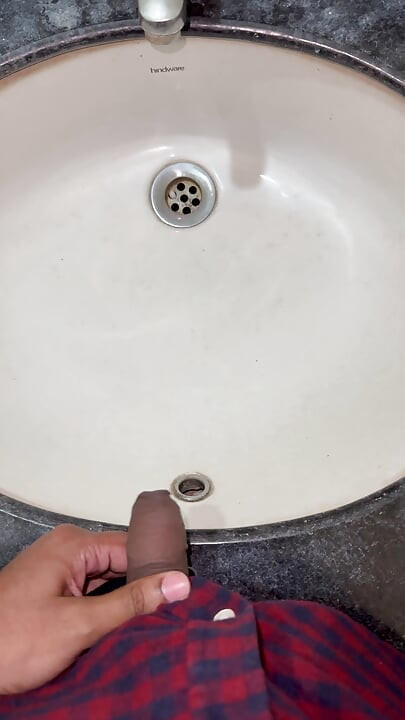 インディアンボーイのトイレのフラッシュとおしっこ