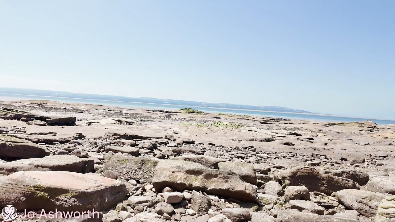 Me lo chupé sobre las rocas después de caminar hasta una isla. Mamada POV arriesgada al aire libre y me tragué hasta la última gota