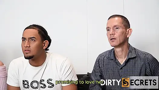 WIR GUCKEN ALLE EINEN FILM, ALS MEINE STIEFTOCHTER IHREM FREUND EINEN BLOWJOB GIBT UND DANN MIT SEINER BESTEN FREUNDIN FICKT