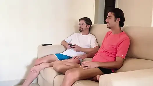 Konsolu oynamak istedim ama erkek arkadaşım çok azgyndı ve bana poposunu açmamı istedi