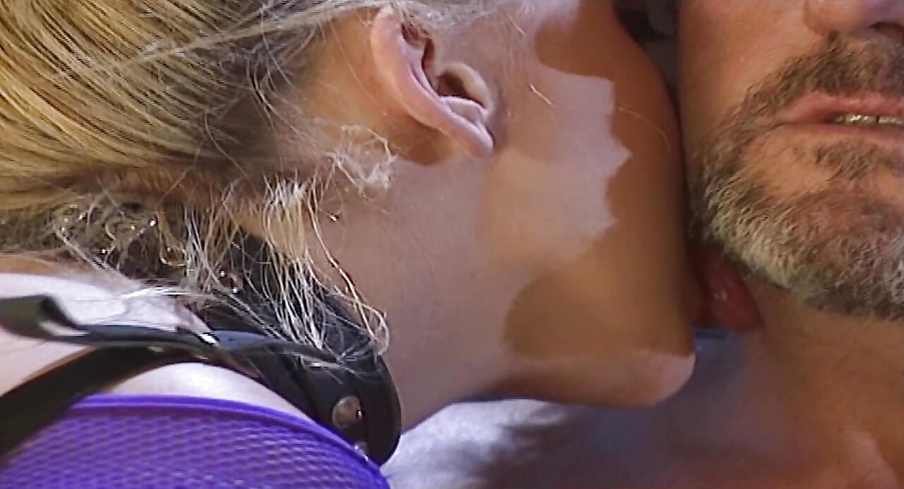 สาวร่านเยอรมันลาเท็กซ์โดนเย็ดตูดในเย็ดหมู่
