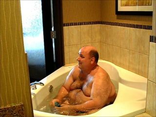 Un gros seins poilu dans une baignoire