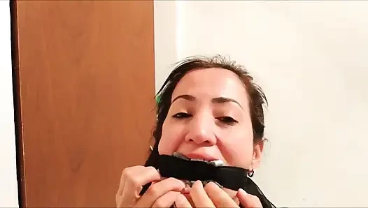Мачеха-латина с самостоятельным кляпом в ее первом видео с разговором с кляпом