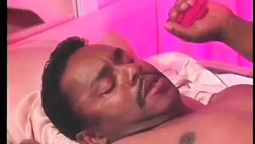 Pria latina yang kuat tahu cara menyetubuhi cewek kulit hitam dengan payudara kecil yang halus