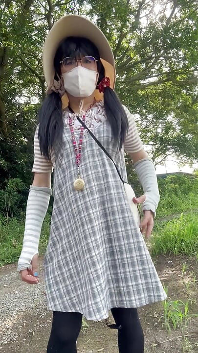 No290白天在街上玩肛塞