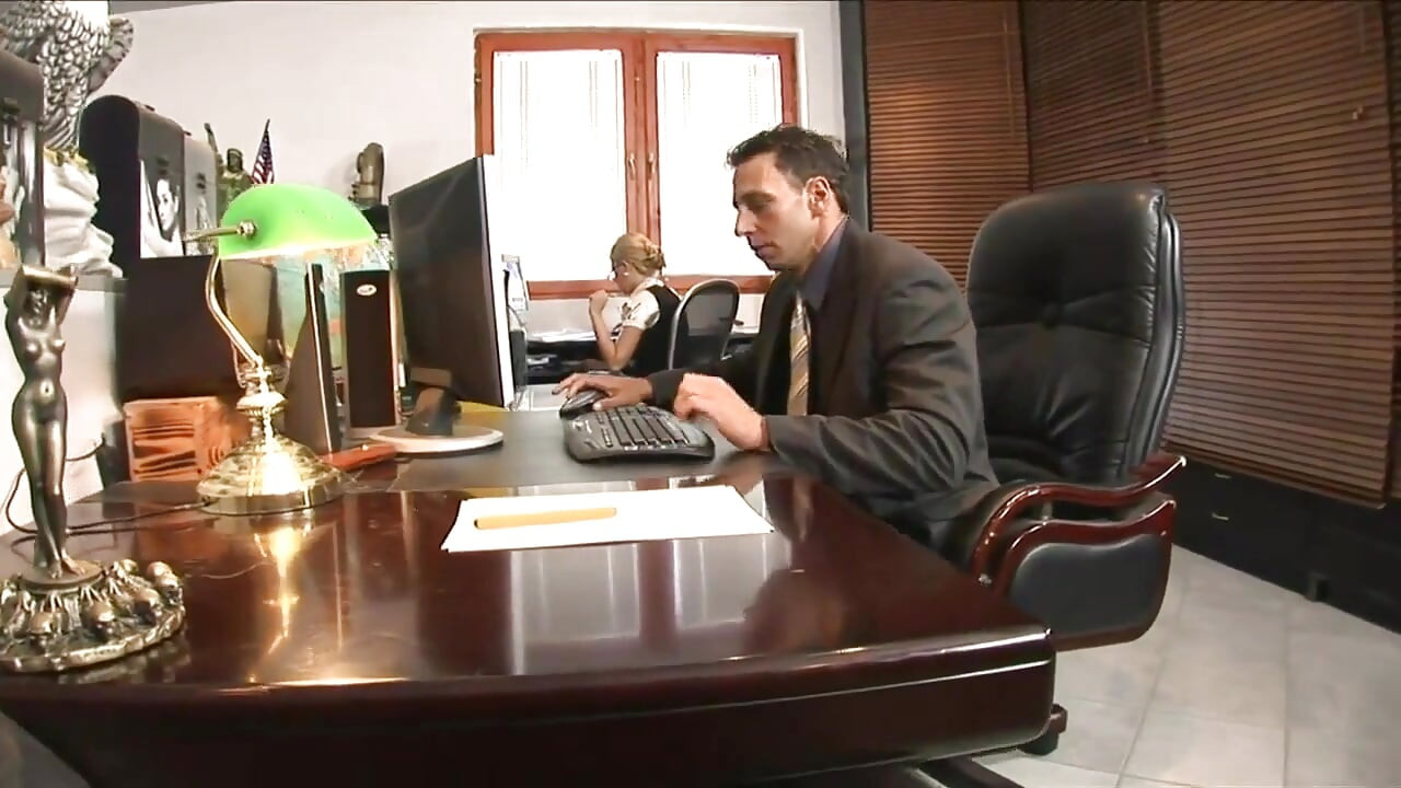 Setiausaha yang sangat panas dalam stoking hitam dan kasut tumit tinggi tahu cara menggembirakan bosnya