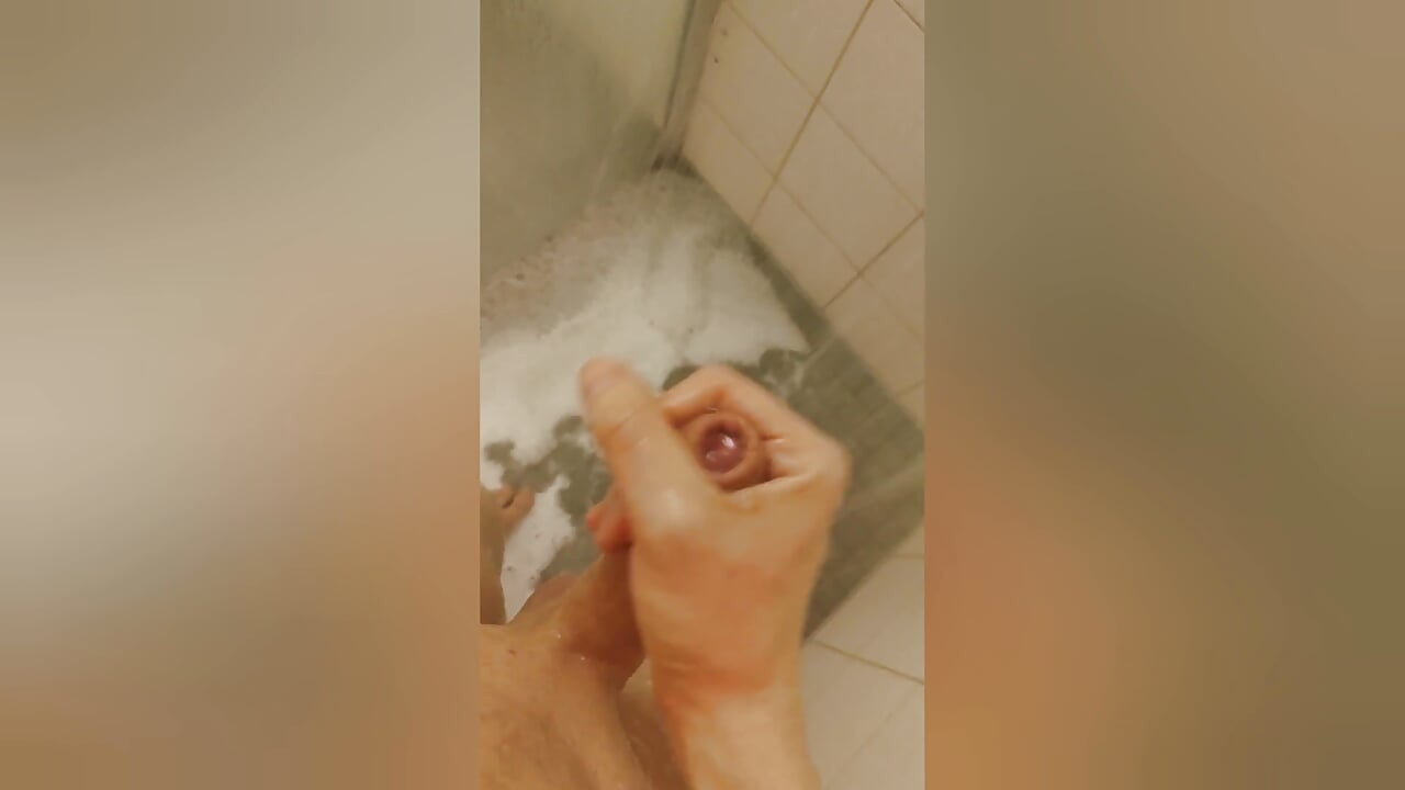 Sub duș, mix de pișat și spermă