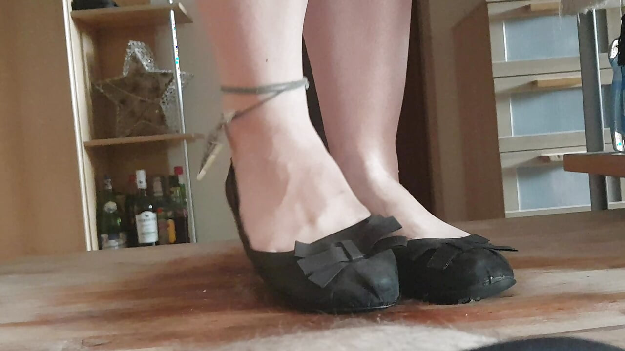POV gaženje u ballerinas (nemački) - Fullweight on balls - sa cumshot - Footjob & Cock Crushing