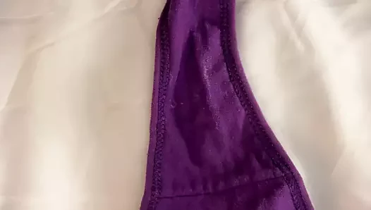 cumming üzerinde bir mor tanga