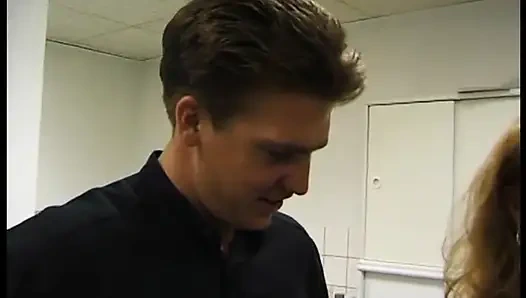 Cewek dewasa rambut pirang lagi asik nyepong kontol