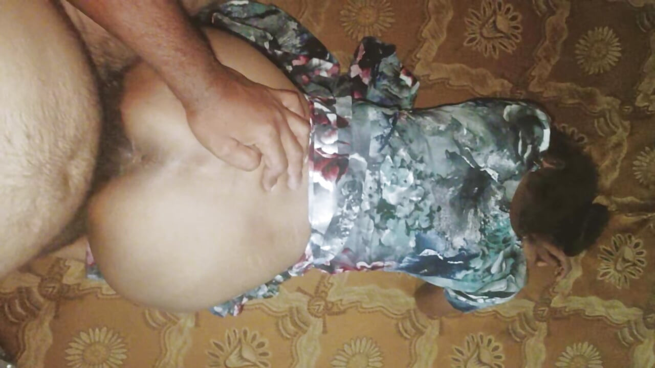 Hintli köylü kız erkek arkadaşı tarafından büyük bir yarakla sikiliyor