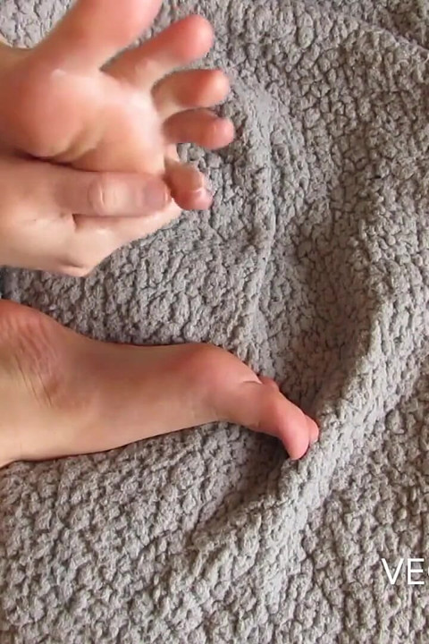 Painting My Toenails and Lotioning My Feet - Veggiebabyy