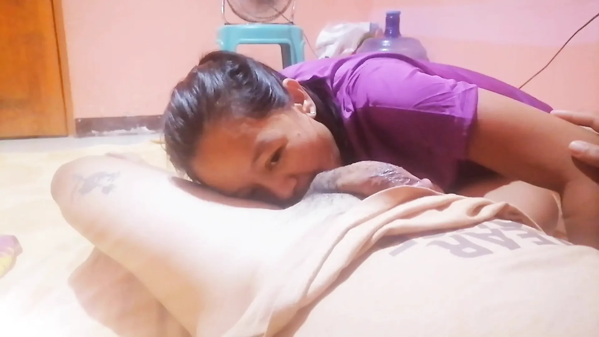 Canı sıkılan evli kadın evde sikişmek için rastgele adamla tanışiyor