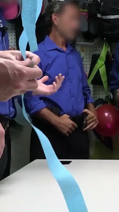 יש לה בחירה: ללכת לכלא או להזדיין על ידי חמישה זיינים גדולים | קליפ 1