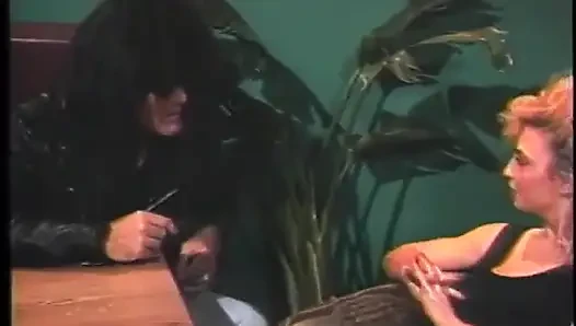 Pirang panas membungkuk dan disetubuhi dari belakang oleh rocker