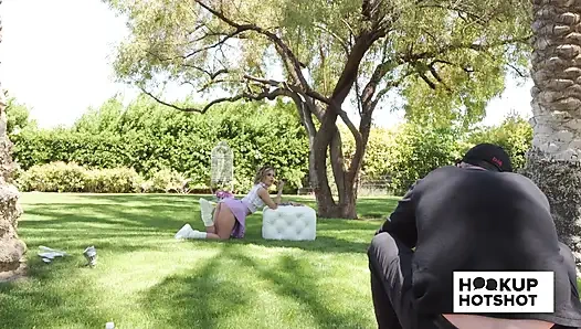 BTS - Jesse Pony позирует почти обнаженной на уличной фотосессии!