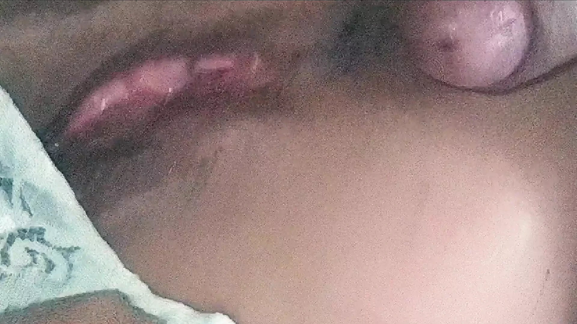 人妻被绑住舔肛。被打在大屁股和大鸡巴的头上打淫荡婊子的菊花