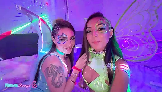 Rave-schönheiten sasha tatcha und kleine rhea erhitzen brians neon-schlafzimmer!