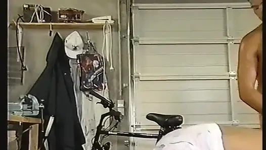 Gadis remaja rambut keriting rambut pirang lagi asik nyepong kontol dan pantat sempitnya dientot