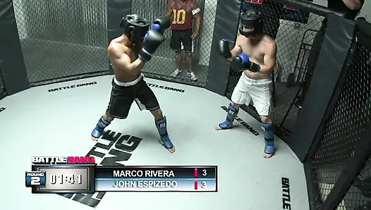 Ebenholz-schätzchen genießt es, den schwanz eines typen im ring zu befriedigen