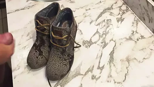 Sikme hanımları sevimli toms kamalar ayakkabı ve boşalmak üzerlerinde