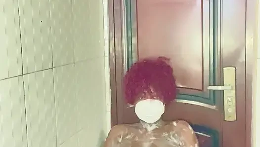Wanita hamil lagi mandi
