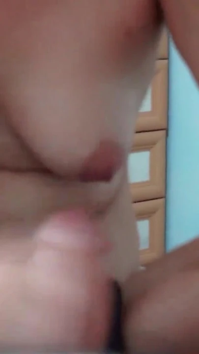 Moment iconic de la "Sora vitregă face o muie sexy și îmi masturbează sperma pe țâțele ei"