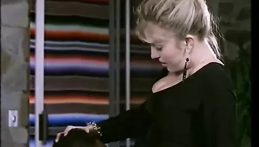 Heiße retro-vollbusige MILF mit behaarter muschi gefickt und von schwarzem monster-schwanz im mund abspritzen
