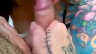 Chica tatuada chupa la polla sin cortar