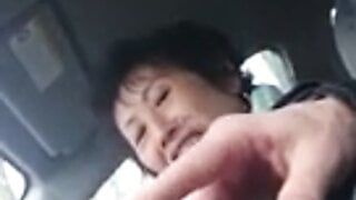 Domowa, starsza Chinka masturbuje się kutasem w samochodzie
