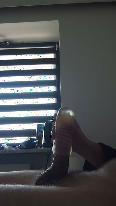 Masturbacja i twardy orgazm z fontanną spermy