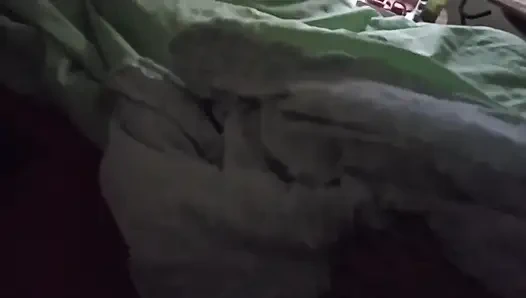 Болезненный старик входит в комнату своей жены и снимает ее на видео