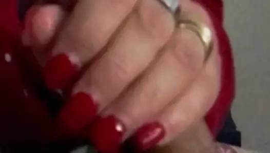 Was für ein Vergnügen und was für ein Cumshot nach einem guten Auftritt vor dem Fernseher