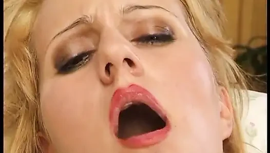 Büyük memeli orta yaşlı seksi kadın kendini tatmin etmekten hoşlanıyor